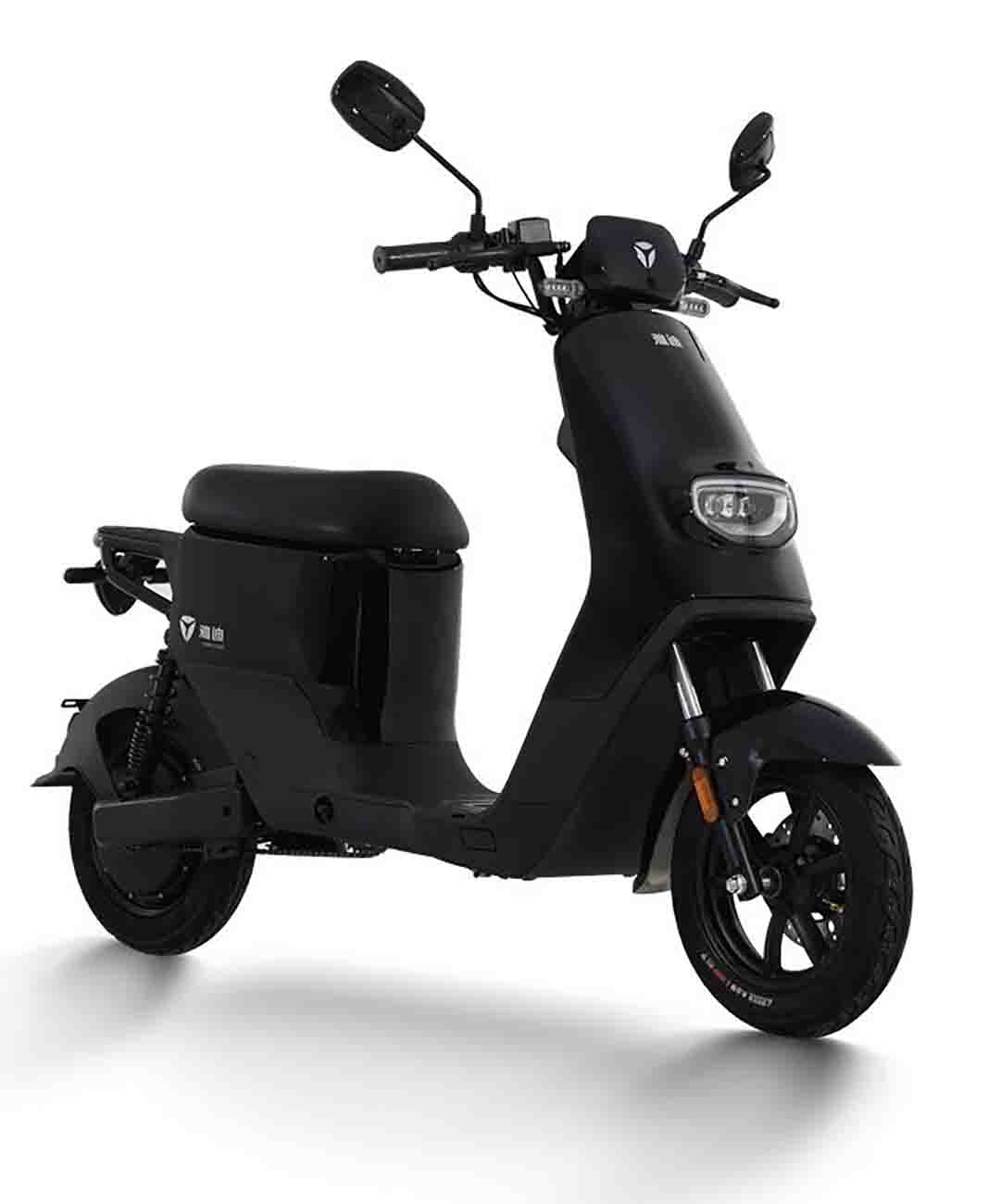 Yadea DE3 Electric Scooter / Battery Powered / Ideal for Daily Commuting / Safe & Fun / Black
